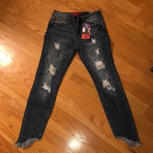 Distressed cropped jeans